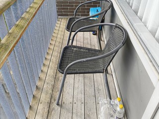 Schmaler Balkon und keine Mini-Bar (sprich Kühlschrank). Trotzdem top!
