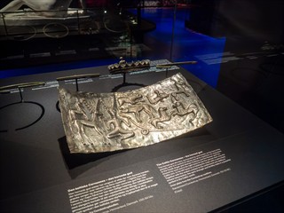 Das ist ein anderer Kessel. Der erzählt durch seine Ornamente etliche Geschichten