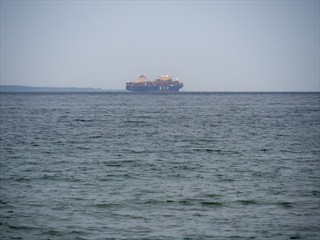 Das ist die "Eleonore". Die liegt schon seit Gestern da vor Anker und will nach Aarhus rein