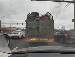 Ein Laster aus Belarus. Was hat der da bloß "wertvolles" geladen? Handelsware? Von nach Belarus?