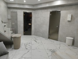 Aber in diesen osteuropäschen Länder ist es üblich das man eine Sauna mit einer Gruppe stundenweise mietet. 