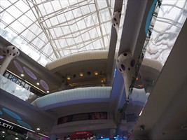 Das EKZ klebt an einem Bürohaus. Minibüros für Glücksritter aller Art.