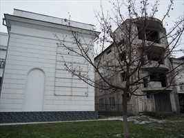 ... nebenan wieder weniger