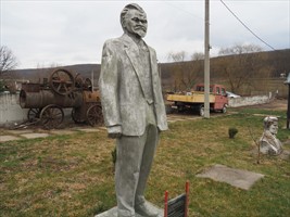 Der Typ ist übrigens innen hohl und nur eine ganz dünnen Blechtonne