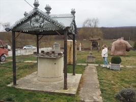 Brunnenhaus mit Blechverzierungen