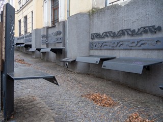 Für was diese durchnummerierten Blechtische nutze sind?