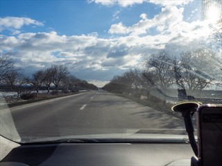 Wir fahren über Land.